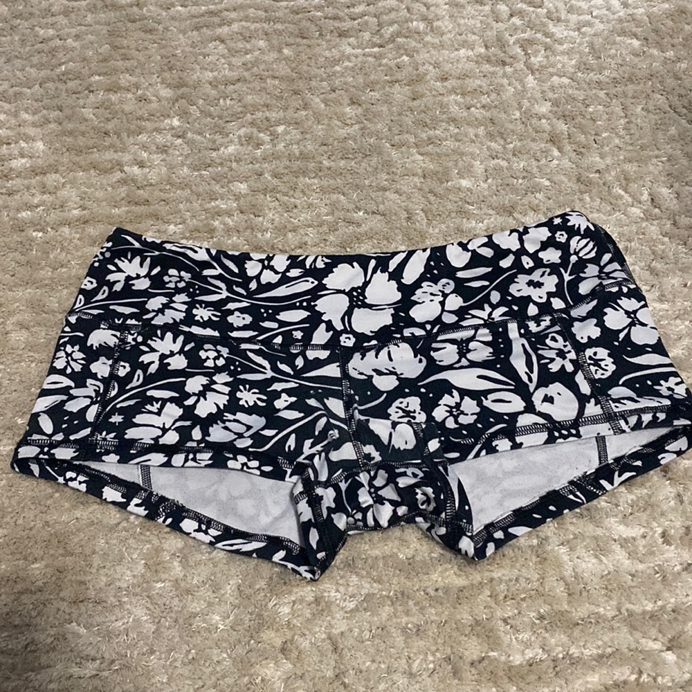 Fleo flower shorts